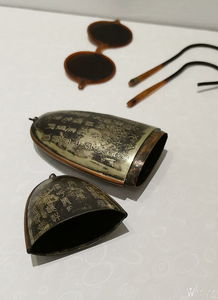 民國銅刻大師陳寅生制高山狩獵圖詩詞眼鏡盒與天然水晶平光眼鏡